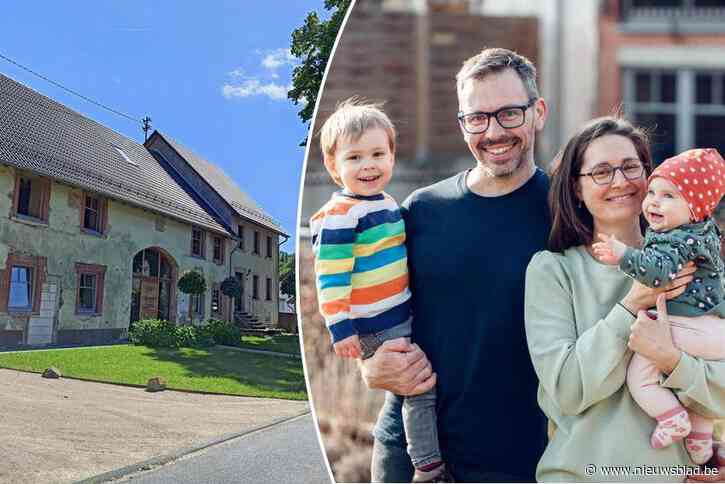 Binnenkijken bij Bart en Tessa, die ‘wegvluchtten’ uit België en Duitse hoeve tot vakantiehuisjes verbouwden: “Liefde op het eerste gezicht”