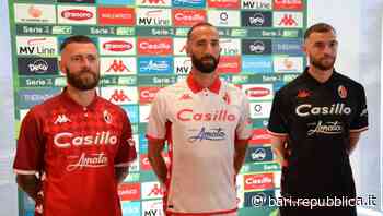 Calcio, svelate le nuove maglie del Bari. De Laurentiis: "Troppi complottisti, la proroga Figc è nell'interes… - La Repubblica