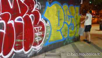 Bari, difende opera di street art dai vandali e viene colpito in testa con una bottiglia di vetro: fotografo ferito - La Repubblica