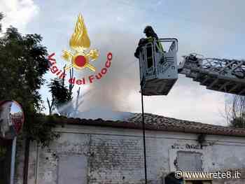 Pescara, a fuoco casa disabitata: strada chiusa per spegnere le fiamme - Rete8