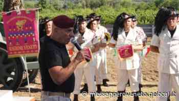 In cento all'ara degli Arditi dopo i vandalismi: «Lo sfregio dai soliti noti. Il ricordo non si cancella» - Il Messaggero Veneto