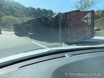 Caminhão tomba na descida da Serra das Araras, em Piraí - Jornal | Folha do Aço