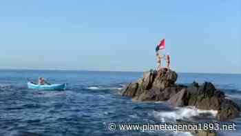 Sullo scoglio di Boccadasse torna a sventolare la bandiera del Genoa – Video - Pianetagenoa1893.net