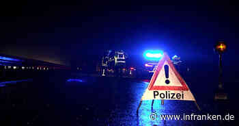 Heroldsberg: Spektakulärer Unfall auf der B2 - Auto zwischen Bäumen und Leitplanke verkeilt