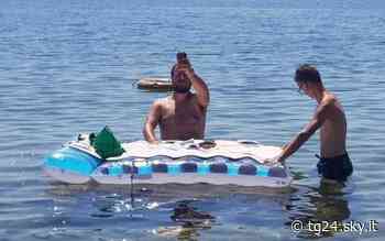 Messa in mare a Crotone, il parroco indagato chiede scusa - Sky Tg24