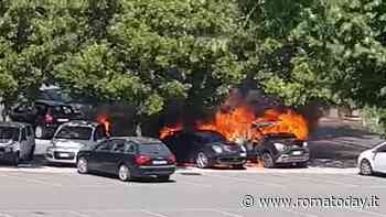 Dà fuoco all'auto dell'ex e le fiamme bruciano altre vetture