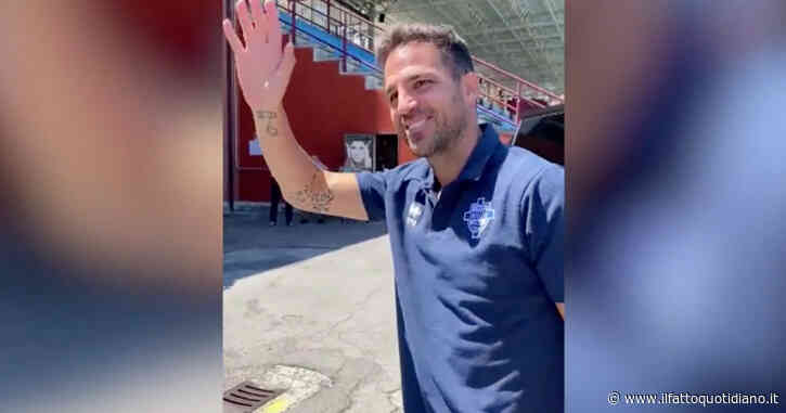 Fabregas arriva a Como: la festa dei tifosi che lo accolgono allo stadio – Video