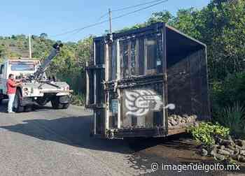 Volcadura desquicia tráfico vehicular en carretera Misantla-Martínez - Imagen del Golfo