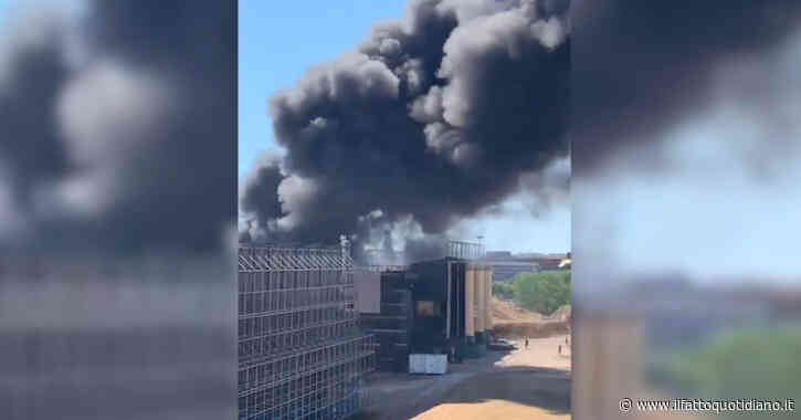 Roma, incendio a Cinecittà: le fiamme minacciano la scenografia di “Firenze rinascimentale”. Il video del rogo