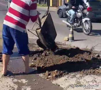 Moradores do bairro Charqueadas realizam "tapa buraco" de via em Caxias do Sul - Portal Leouve