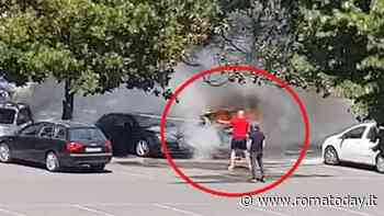 VIDEO | Brucia auto in sosta, carabiniere libero dal servizio affronta le fiamme