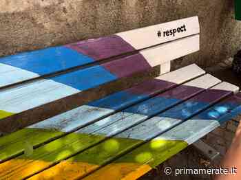 Risistemata la panchina arcobaleno imbrattata dai vandali - Prima Merate