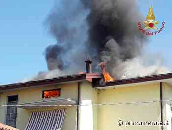 Le fiamme divorano il tetto di una abitazione - Prima Merate