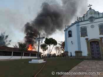 INCÊNDIO ATINGE EDIFICAÇÃO AO LADO DA IGREJA DA SANTÍSSIMA TRINDADE, EM TIRADENTES | Rádio São João del-Rei - radiosaojoaodelrei.com.br