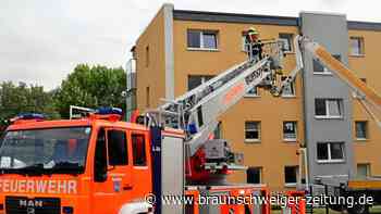 Dachdecker in Not – Wolfenbüttels Feuerwehr hilft mit Drehleiter