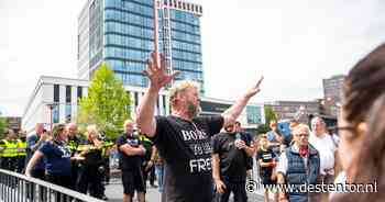 Boer wil na weigeren trekkers alsnog verhaal halen bij gemeentehuis in Almelo, politie houdt hem tegen - De Stentor