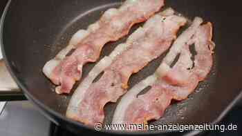 Mit diesem einfachen Wasser-Tipp braten Sie knusprigen Speck ganz ohne Fettspritzer