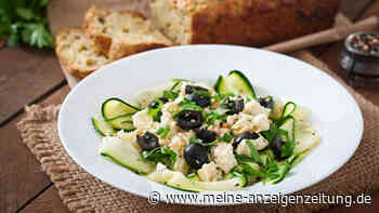 Dieser sommer-frische Zucchinisalat mit Feta ist die beste Alternative für Gurkensalat