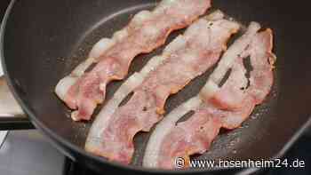 Mit diesem einfachen Wasser-Tipp braten Sie knusprigen Speck ganz ohne Fettspritzer