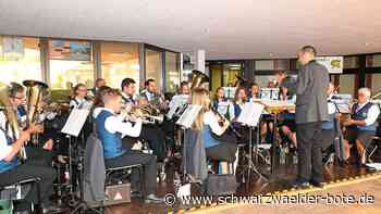 Musikverein Schonach - Besucher strömen zum Sommerfest auf dem Schulhof - Schwarzwälder Bote