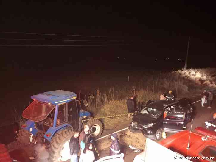 Trator parado ao lado da pista provoca acidente em Campos Novos - Notícia no Ato