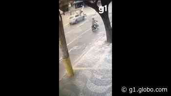 Vídeo: motociclista é atropelado no semáforo por um carro em Governador Valadares - Globo.com