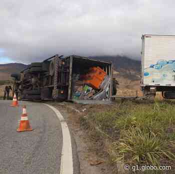 Caminhão baú tomba na BR-259 em Governador Valadares - Globo.com