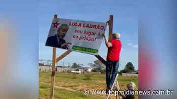 Apoiadores do PT derrubam placa contra Lula em Coronel Sapucaia (vídeo) - TOPMÍDIA NEWS