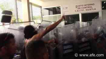 Caravana ataca oficina migratoria en el municipio mexicano de Huixtla - Agencia EFE