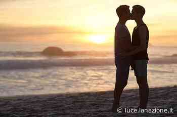 Pisa, omofobia da spiaggia: due uomini gay si baciano e la titolare del bagno li fa allontanare - Luce - Luce