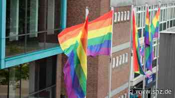 Solidarität mit LGBTQIA+-Community: Glinde hisst Regenbogenflagge für Toleranz vor Bürgerhaus - shz.de