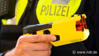 Pilotprojekt: Polizei in Schleswig-Holstein bekommt Taser - NDR.de