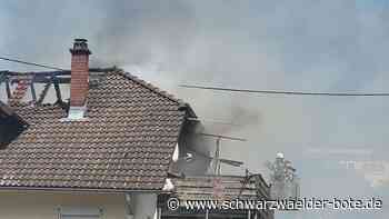 Großeinsatz in Neuenbürg - Dachstuhlbrand greift auf benachbarte Häuser über - Schwarzwälder Bote