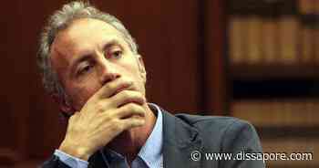 Roma, incidente per Marco Travaglio: la sua auto finisce contro i tavolini di un ristorante - dissapore