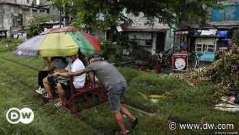 Manila: Behind the wheels of its unique, unofficial public transport - DW (English)