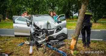 Auto met vier inzittenden botst tegen boom in Nuenen, politie vermoedt 'drank in het spel' - Eindhovens Dagblad