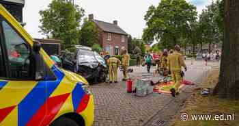Bestelauto botst tegen boom in woonwijk Liessel, twee gewonden naar het ziekenhuis - Eindhovens Dagblad