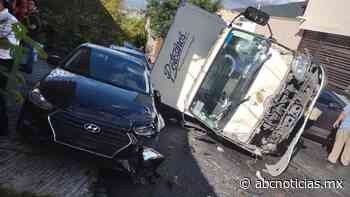 Video: Choca camión contra vehículo al sur de Monterrey - ABC Noticias MX