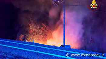 Scoppia incendio e le fiamme lambiscono i binari