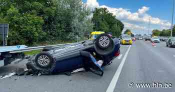 File op E40 richting kust nadat wagen in Erpe-Mere driemaal overkop gaat - Het Laatste Nieuws