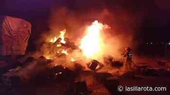 FOTOS | Se incendia camión con carga de paja en la Pachuca-Actopan - La Silla Rota