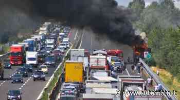 In coda in autostrada a Modena giocano a pallone: tre cittadini svizzeri feriti - Automoto.it