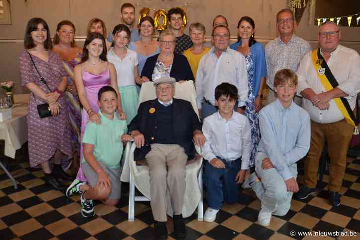 Sylvain Tronquo blaast honderd kaarsjes uit