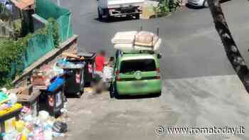 Scarica rifiuti speciali in pieno giorno a Labaro con un materasso sull'automobile