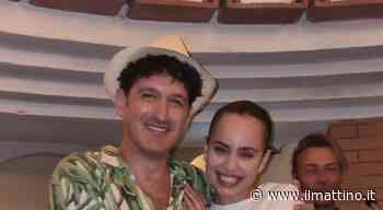 Capri, Sofia Carson incanta la taverna «Anema e Core» sulle note di Modugno - ilmattino.it