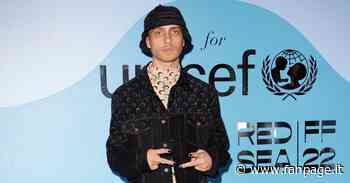 Sangiovanni a Capri col completo lunare: sfila sul red carpet in total denim griffato - Stile e Trend Fanpage