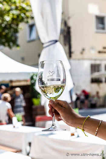 Atmosphäre und Genuss beim 16. Ulmer Weinfest auf dem südlichen Münsterplatz