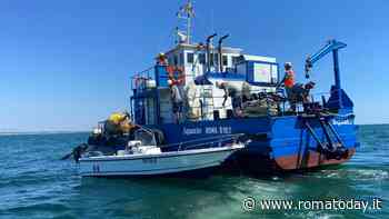 Affonda una barca, intervengono istruttrici di windsurf: salvi tre pescatori