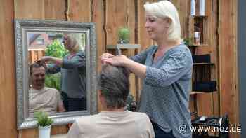 Friseur hat Außenplätze: Bei Salon Peters in Lingen werden die Haare draußen geschnitten - NOZ
