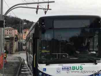 "Metti la mascherina", e lui aggredisce l'anziano sul bus